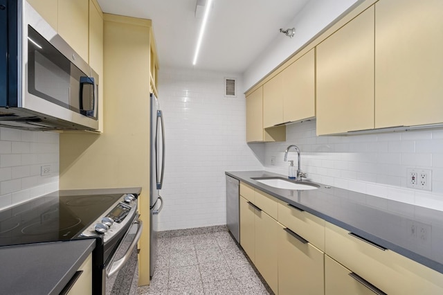 1250 N Dearborn St Unit 10B, Chicago, IL 60610 - kitchen with stainless steel appliances, cream cabinets, dark countertops, and backsplash