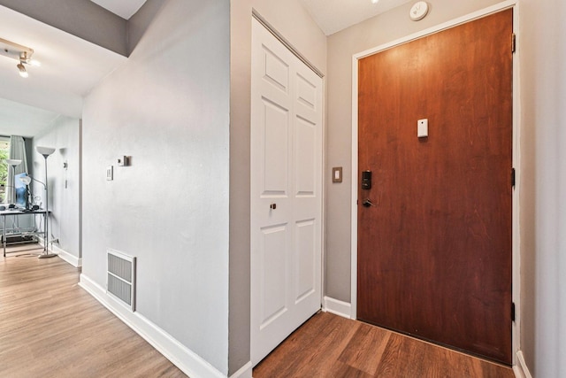 101 Bar Harbour Rd Unit 5N, Schaumburg, IL 60193 - foyer featuring wood finished floors and baseboards