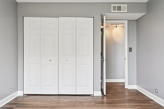 101 Bar Harbour Rd Unit 5N, Schaumburg, IL 60193 - unfurnished bedroom featuring a closet and wood finished floors