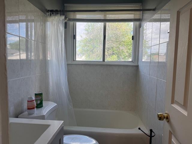 622 N Pine St, Waukegan, IL 60085 - bathroom featuring shower / bathtub combination with curtain and vanity