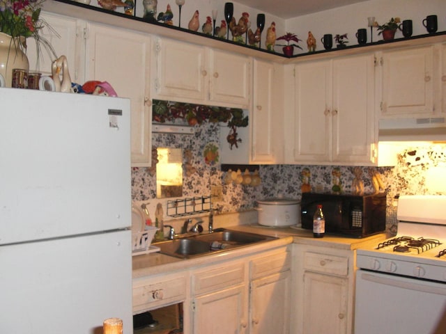 513 Overland Trl, Rockford, IL 61101 - kitchen with white appliances, under cabinet range hood, light countertops, and tasteful backsplash