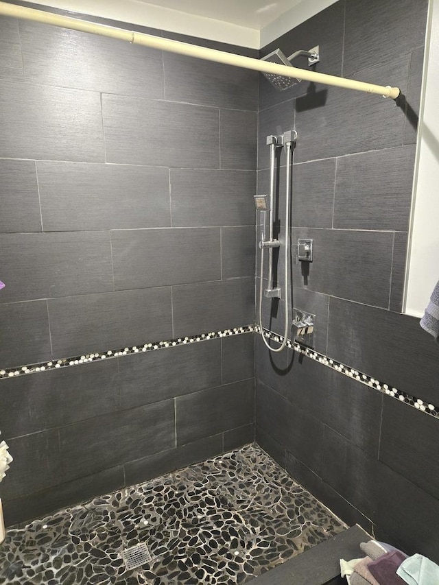 452 S Walnut St, Bensenville, IL 60106 - full bathroom featuring tiled shower