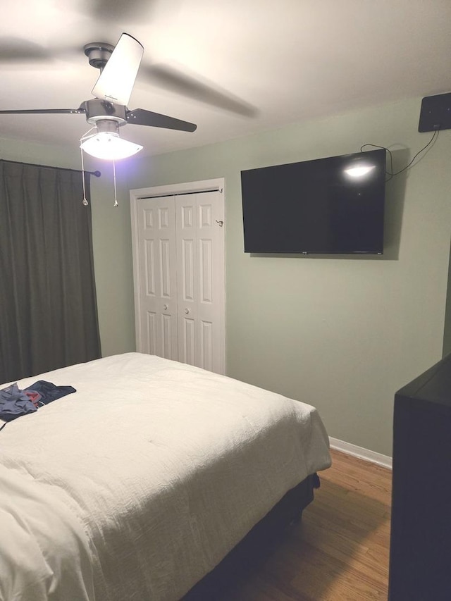 452 S Walnut St, Bensenville, IL 60106 - bedroom featuring wood finished floors, a closet, and a ceiling fan