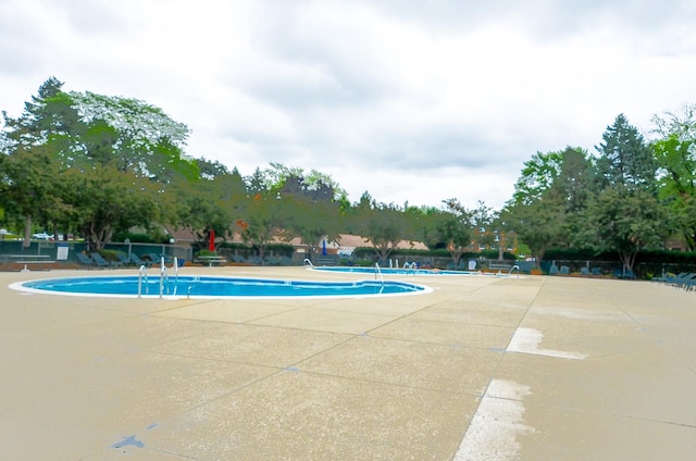 1206 S New Wilke Rd Unit 108, Arlington Heights, IL 60005 - community pool with a patio area