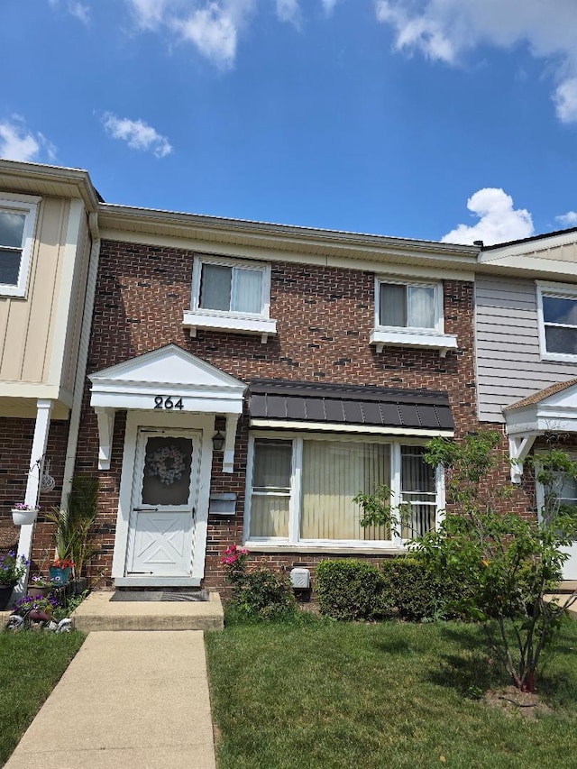 264 Bay St, Wood Dale, IL 60191 - traditional-style house featuring brick siding