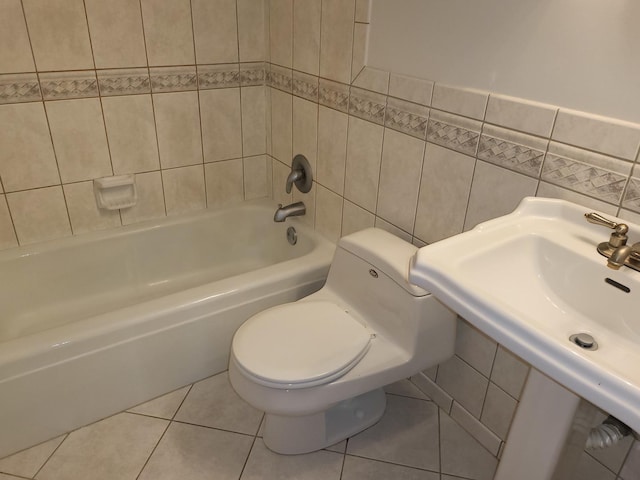 505 Redondo Dr Unit 108, Downers Grove, IL 60515 - bathroom featuring tile walls, washtub / shower combination, and tile patterned floors