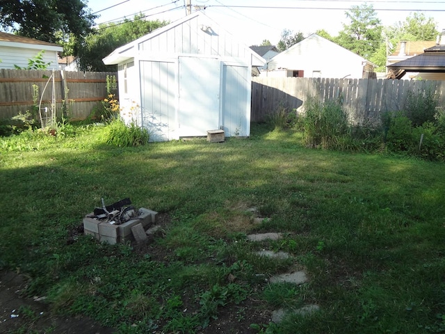 210 Caddy Ave, Carpentersville, IL 60110 - view of yard featuring a storage shed