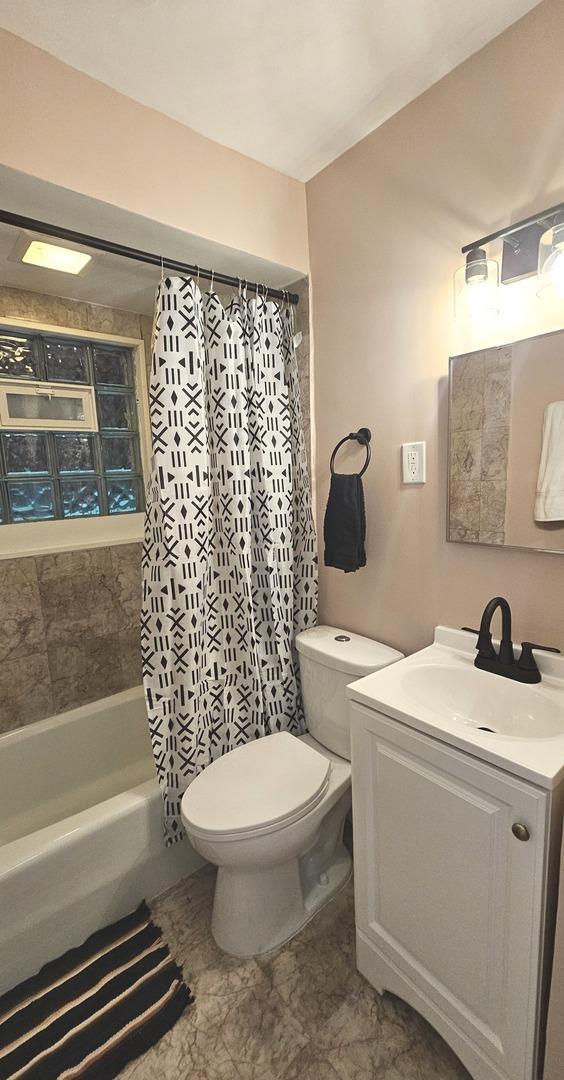 14931 Riverside Dr, South Holland, IL 60473 - full bath featuring vanity and shower / bath combo