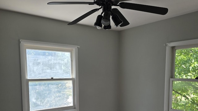 302 Dee Rd, North Aurora, IL 60542 - detailed view of ceiling fan