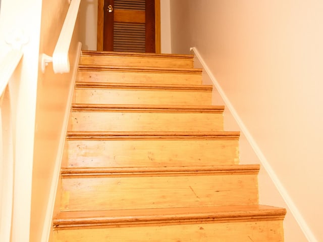 9404 Hamlin Ave, Des Plaines, IL 60016 - view of staircase