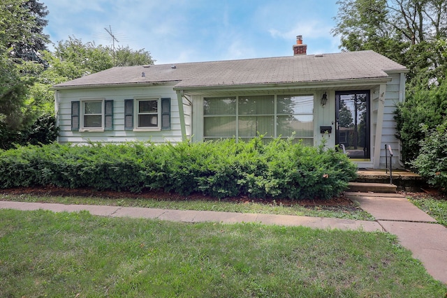 950 Pennsylvania Ave, Aurora, IL 60506 - view of front of home featuring a chimney and a front lawn