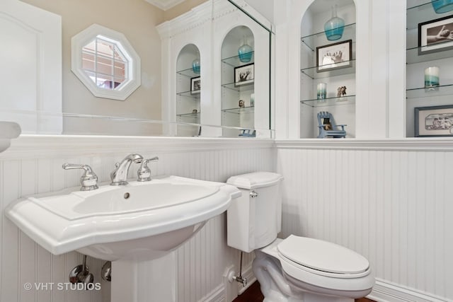 12840 Shenandoah Trl, Plainfield, IL 60585 - bathroom with built in features and a decorative wall