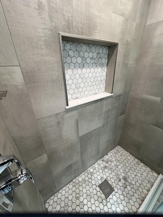 189 Ambleside Rd, Des Plaines, IL 60016 - bathroom with tiled shower
