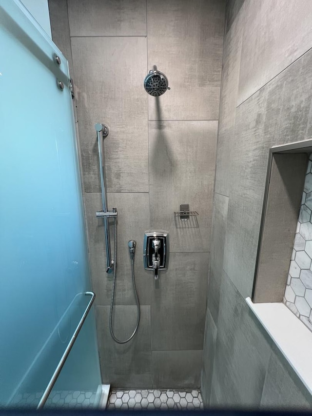 189 Ambleside Rd, Des Plaines, IL 60016 - full bathroom featuring a tile shower