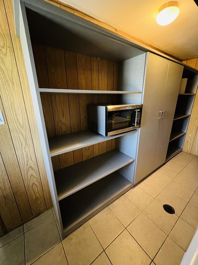 189 Ambleside Rd, Des Plaines, IL 60016 - view of closet