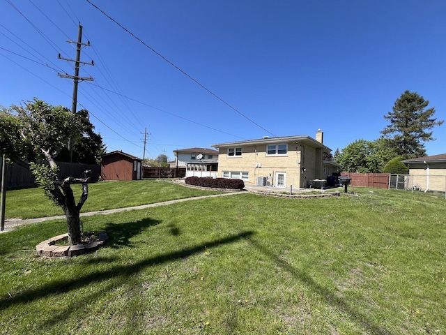 189 Ambleside Rd, Des Plaines, IL 60016 - view of yard featuring a storage unit
