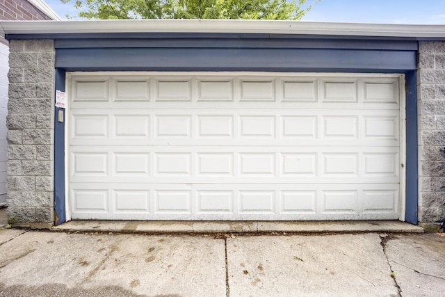 826 S Bell Ave, Chicago, IL 60612 - garage with concrete driveway