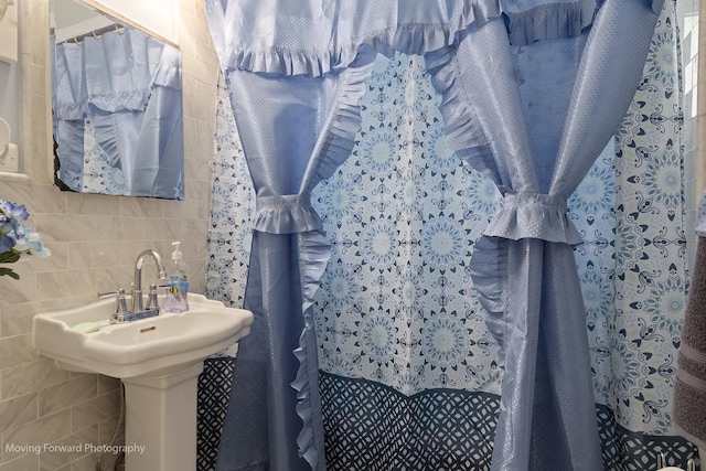 109 Walnut St, Park Forest, IL 60466 - bathroom featuring tile walls