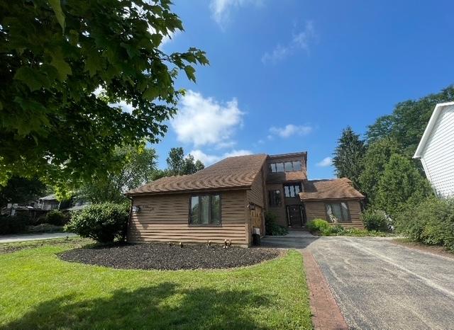 2 Spinnaker Ct, Third Lake, IL 60030 - view of front of house with a front lawn