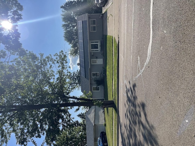 1350 N Elmwood Dr, Aurora, IL 60506 - exterior space