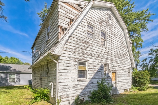 907 W Beardsley Ave, Champaign, IL 61821 - view of side of property featuring a yard and a gambrel roof
