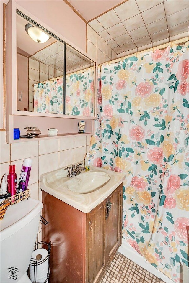 109 Wilson St, Park Forest, IL 60466 - bathroom featuring vanity, curtained shower, and tile patterned floors