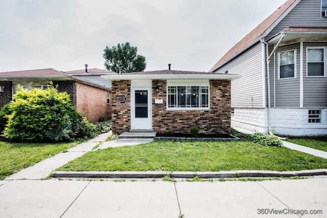 9154 S Luella Ave, Chicago, IL 60617 - bungalow-style house with brick siding and a front yard