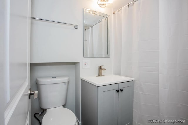 9206 S Yates Blvd, Chicago, IL 60617 - full bath with vanity and curtained shower