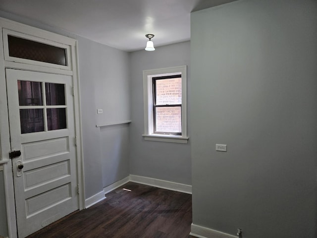 7543 S Yates Blvd, Chicago, IL 60649 - entryway featuring dark wood-style floors and baseboards