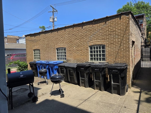 7543 S Yates Blvd, Chicago, IL 60649 - view of patio / terrace