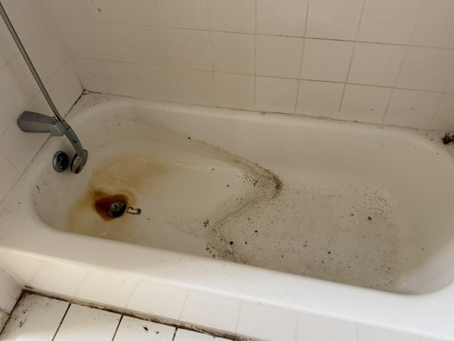 8114 S Anthony Ave, Chicago, IL 60617 - bathroom view of a bath
