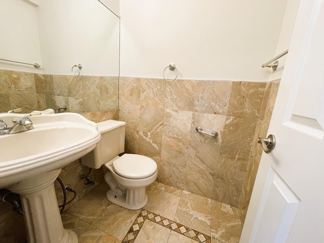 8148 W 111th St Unit C3, Palos Hills, IL 60465 - bathroom with tile walls and wainscoting