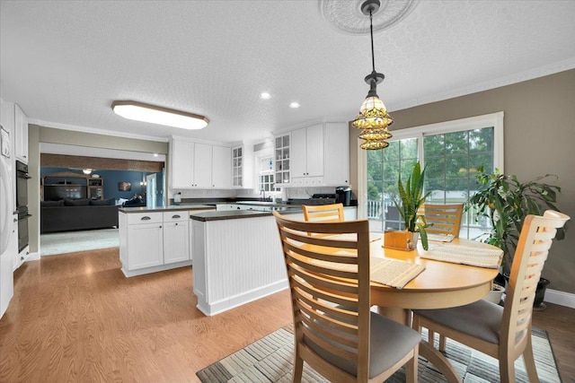 19615 116th Ave, Mokena, IL 60448 - dining area featuring a textured ceiling, light wood-style flooring, recessed lighting, and ornamental molding