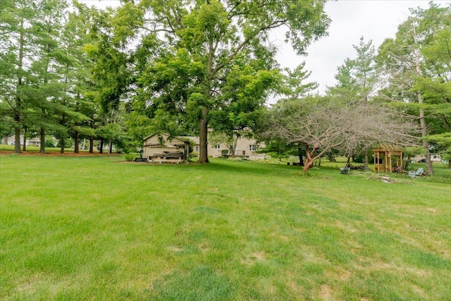 201 N Broadway St, Hudson, IL 61748 - view of green lawn