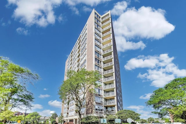 3925 Triumvera Dr Unit 14D, Glenview, IL 60025 - view of apartment building / complex