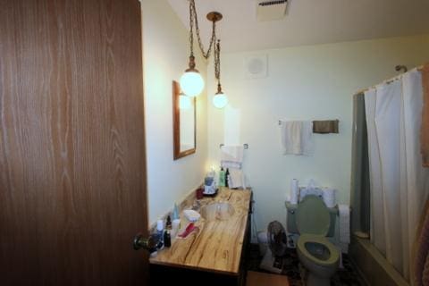 8315 Nolan St, Harvard, IL 60033 - full bath featuring vanity and curtained shower