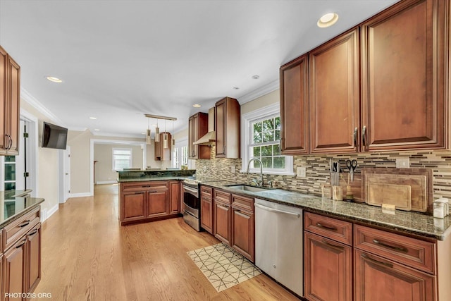 950 Belmar Ln, Buffalo Grove, IL 60089 - kitchen featuring a peninsula, crown molding, appliances with stainless steel finishes, light wood-type flooring, and backsplash