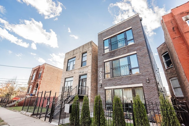 4634 S Langley Ave, Chicago, IL 60653 - view of property featuring a fenced front yard
