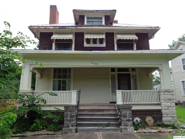 215 S 16th St, Quincy, IL 62301 - american foursquare style home featuring a porch