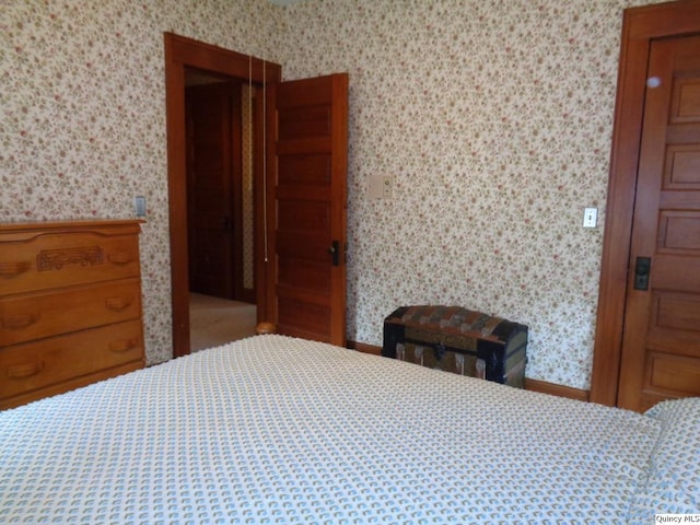 215 S 16th St, Quincy, IL 62301 - bedroom featuring wallpapered walls