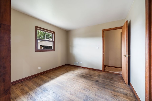267 N Idlewild Ave, Mundelein, IL 60060 - empty room featuring wood finished floors and baseboards