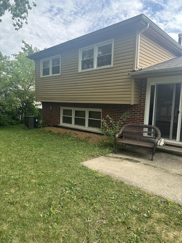 562 Willow Rd, Matteson, IL 60443 - rear view of house featuring a yard and brick siding