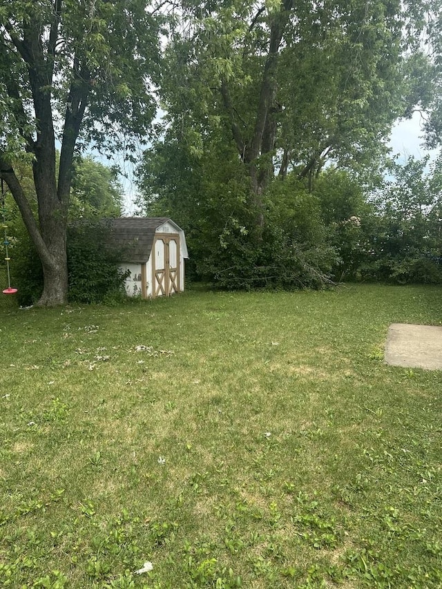 562 Willow Rd, Matteson, IL 60443 - view of green lawn with a storage unit
