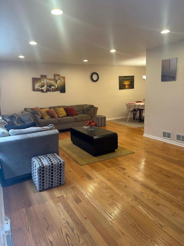 562 Willow Rd, Matteson, IL 60443 - living area featuring wood finished floors and recessed lighting