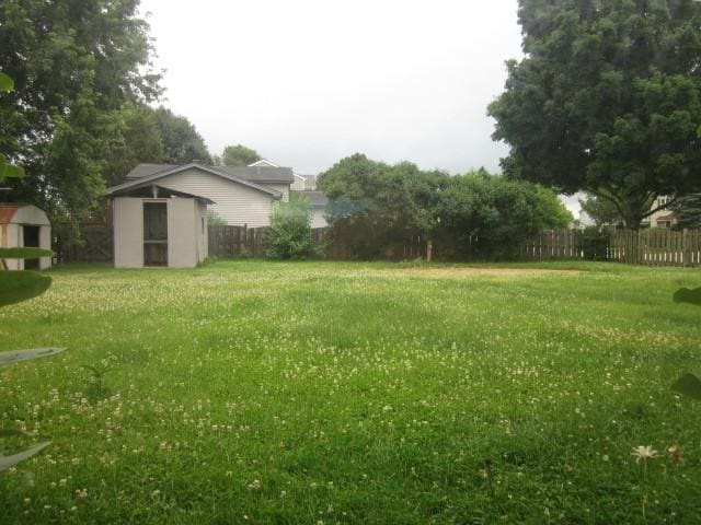 316 Brookwood Trl, Mchenry, IL 60050 - view of yard featuring a storage shed