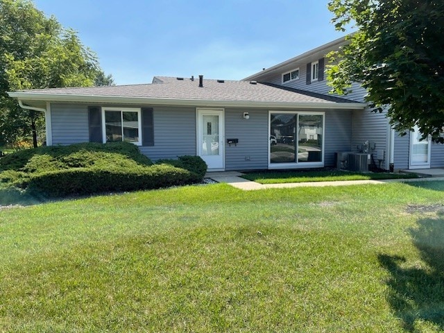 1040 Quanset Ct Unit 1804, Schaumburg, IL 60194 - view of front of home featuring a front yard and a shingled roof