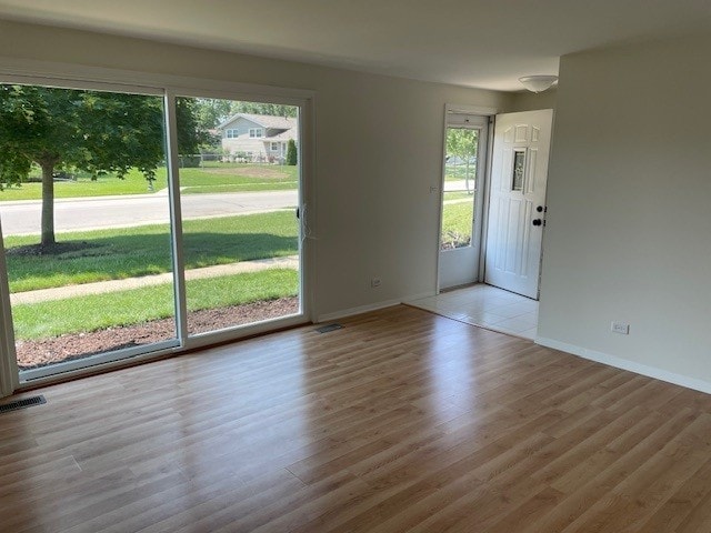 1040 Quanset Ct Unit 1804, Schaumburg, IL 60194 - foyer entrance featuring wood finished floors and baseboards