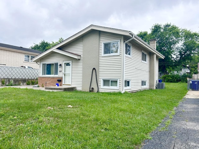 622 N Wisconsin Ave, Villa Park, IL 60181 - split level home featuring a chimney and brick siding