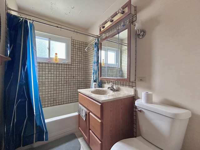 622 N Wisconsin Ave, Villa Park, IL 60181 - bathroom featuring shower / bathtub combination with curtain and vanity