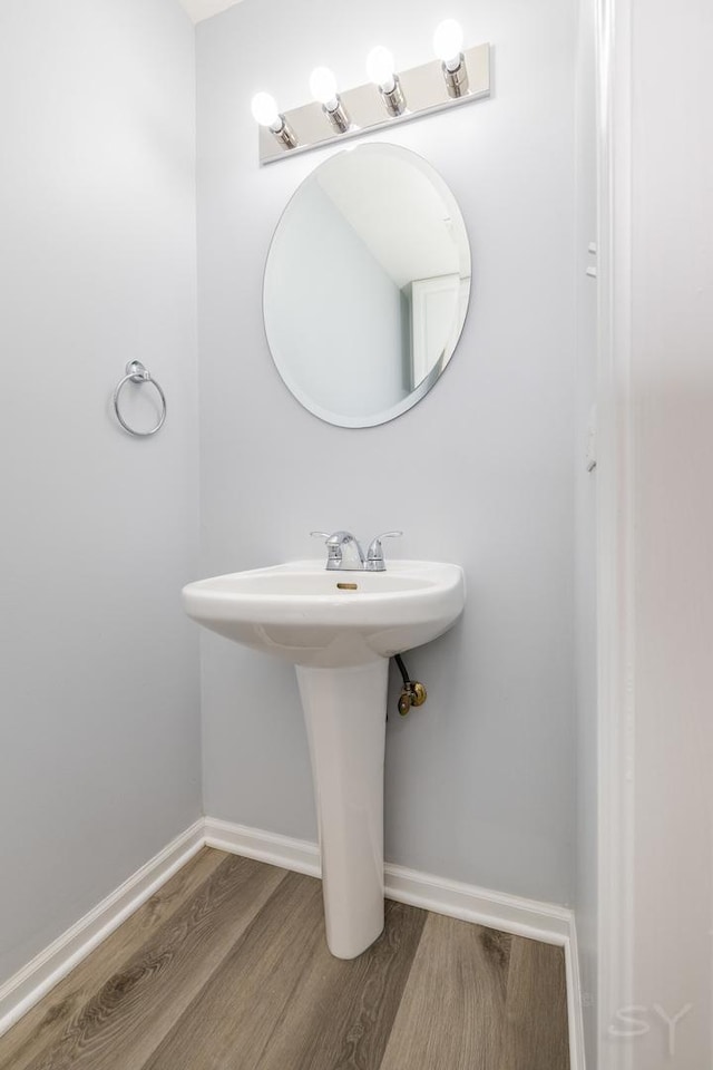 1114 Georgetown Way, Vernon Hills, IL 60061 - bathroom featuring wood finished floors and baseboards